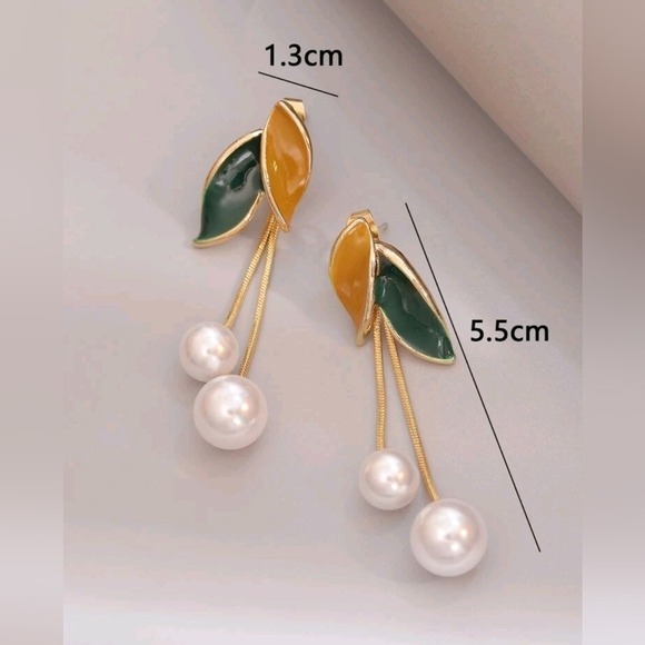 Pearls fuax leaf earrings gold color for women - Picture 3 of 3